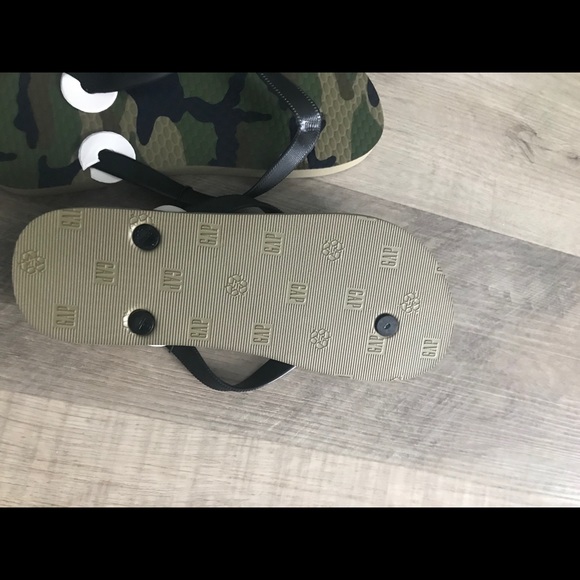 New Gap camo print green and black flip flops - Picture 4 of 4